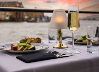Mesa servida con cava y entrante en el crucero con cena por el Támesis