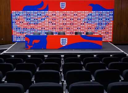 Sala de prensa del estadio de Wembley con el panel de la selección inglesa