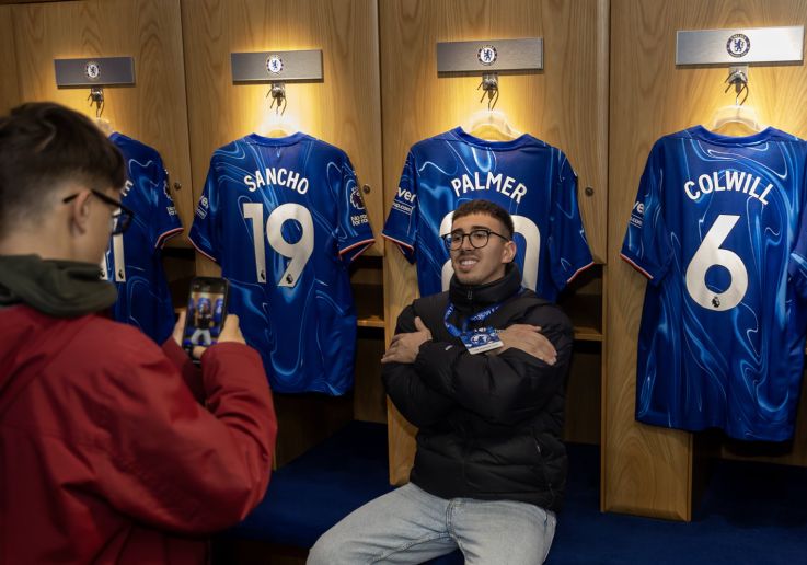Visitantes descubren los vestuarios y las camisetas de los jugadores del Chelsea FC.