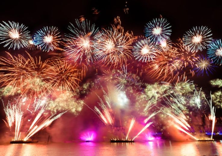 Espectáculo de fuegos artificiales de Fin de Año sobre el Támesis