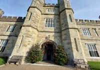 La entrada del Castillo de Leeds decorada por Navidad, con dos abetos y una guirnalda sobre el arco.