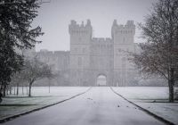 Vista invernal del Castillo de Windsor rodeado de nieve y niebla.