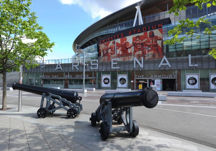Entrada exterior del Emirates Stadium con cañones del Arsenal FC