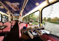 El interior del autobús, con las mesas servidas y el techo ilustrado con escenas del Muñeco de Nieve.