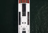 Vista aérea del catamarán Silver Raven sobre el agua