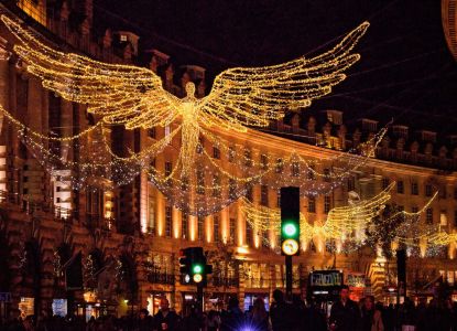 Una de las espectaculares decoraciones navideñas suspendidas sobre Regent Street en Londres.