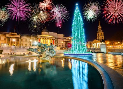 El árbol de Navidad y las fuentes iluminadas de Trafalgar Square, en el centro de Londres.
