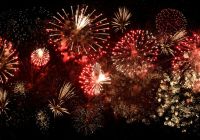 Fuegos artificiales rojos en el cielo de Nochevieja