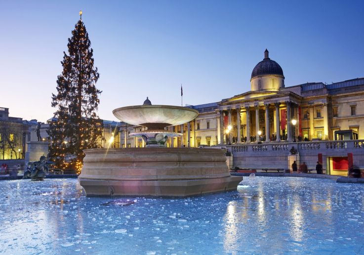 Trafalgar Square nevada con la National Gallery y el árbol de Navidad al fondo.