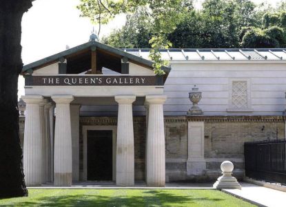 Entrada con columnas de la King's Gallery, antes Queen's Gallery, en el Palacio de Buckingham