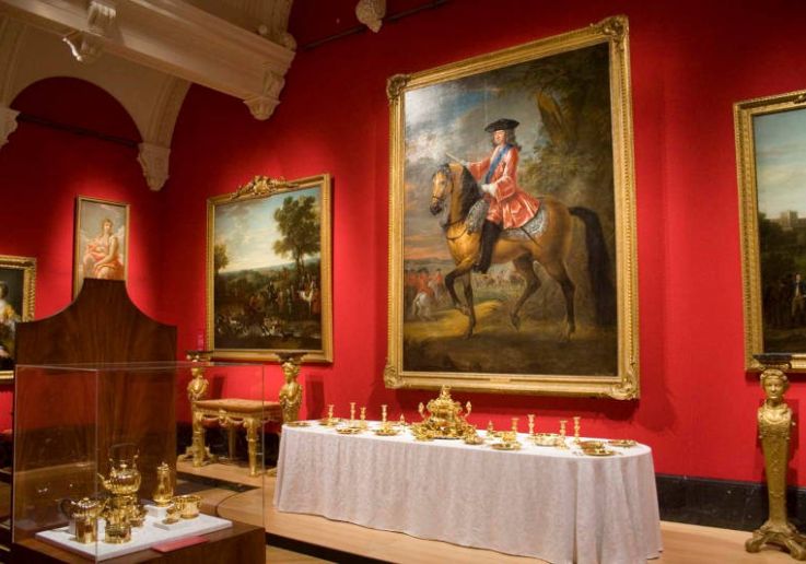 Retrato ecuestre y orfebrería real expuestos en la King's Gallery de Londres