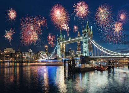 Fuegos artificiales de Nochevieja iluminando el Tower Bridge