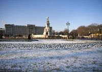 El Palacio de Buckingham y el Victoria Memorial cubiertos de nieve.