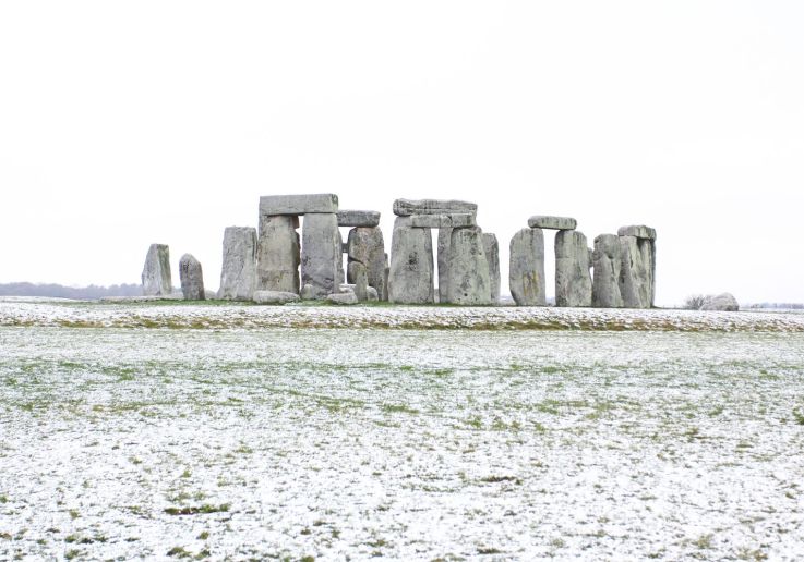 El famoso monumento megalítico de Stonehenge rodeado de un paisaje nevado.