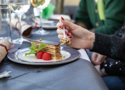 Postre de Navidad emplatado sobre la mesa del crucero.