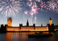 Fuegos artificiales sobre el Parlamento vistos desde el Támesis