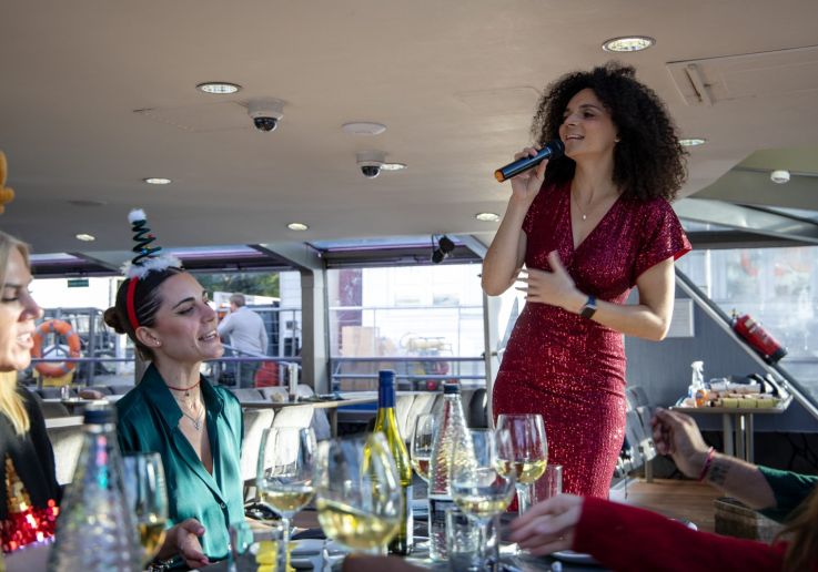 Cantante en directo amenizando el almuerzo con villancicos a bordo.