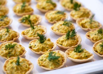Canapés preparados a bordo del crucero con cena por el Támesis