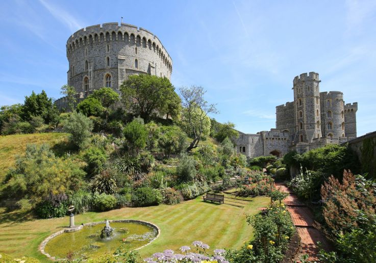 La Torre Redonda del Castillo de Windsor sobre su montículo, con los jardines en primer plano.