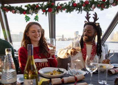 Menú navideño de tres platos servido durante el crucero