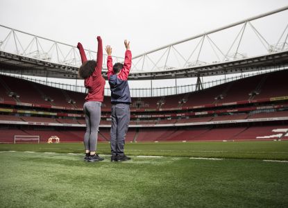 Visitantes junto al campo del Emirates Stadium durante il tour del Arsenal