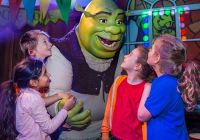 Niños conocen a Shrek en uno de los escenarios de la atracción.