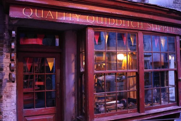 La entrada a los Estudios incluyen el Gran Salón, el Bosque Prohibido y el Callejón Diagon