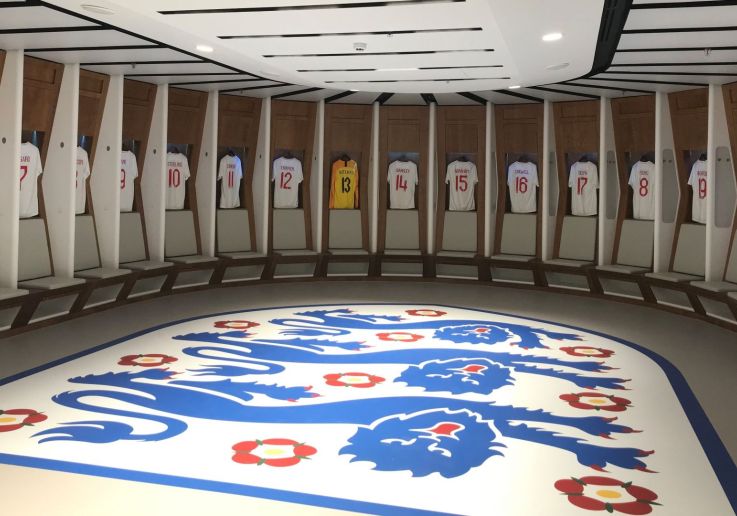 Vestuario de la selección inglesa en Wembley con el escudo de la FA en el suelo