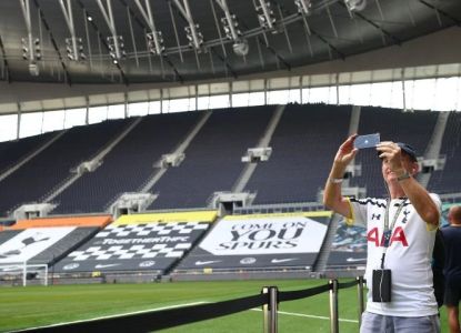 Aficionado fotografiando el campo del Tottenham Hotspur junto a la grada sur