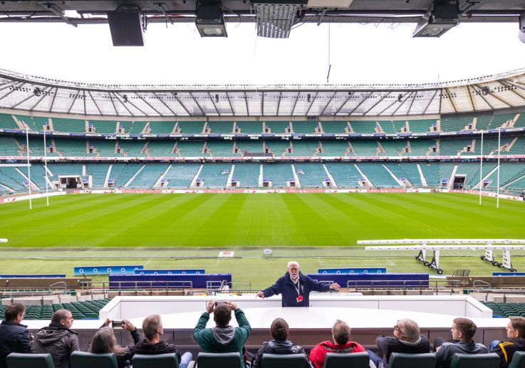 Vista del terreno de juego y de las gradas del estadio de Twickenham durante la visita.