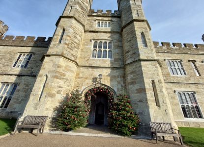La entrada del Castillo de Leeds decorada por Navidad, con dos abetos y una guirnalda sobre el arco.