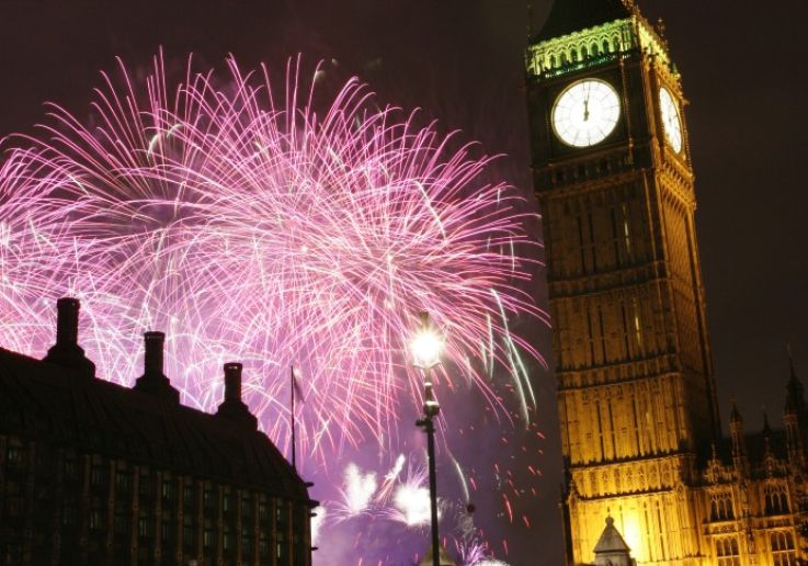 Fuegos artificiales rosados junto al Big Ben en la Nochevieja de Londres