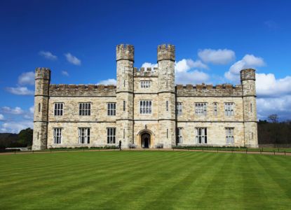 Fachada monumental del Castillo de Leeds en Kent
