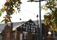 El histórico letrero del Fulham Football Club en el exterior del estadio.
