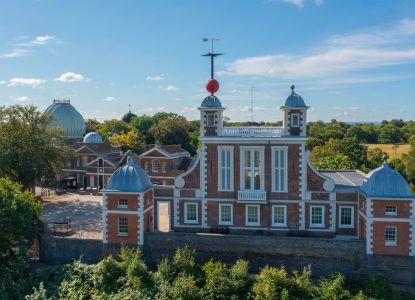 Vista panorámica del Real Observatorio de Greenwich y su célebre Time Ball roja.