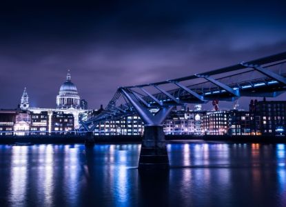 La catedral de San Pablo y el Millennium Bridge iluminados de noche
