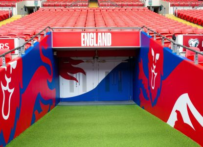 Túnel de salida al campo de Wembley decorado con los colores de Inglaterra