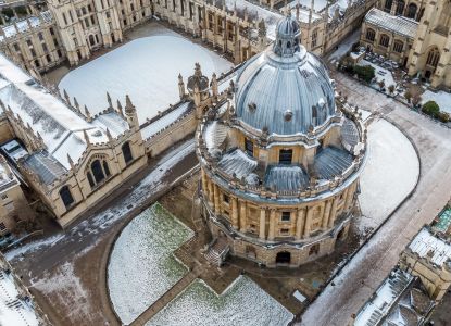 La cúpula de la Radcliffe Camera de Oxford nevada, vista desde el aire.