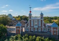 Vista panorámica del Real Observatorio de Greenwich y su célebre Time Ball roja.