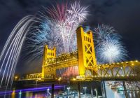 Fuegos artificiales sobre un puente levadizo iluminado