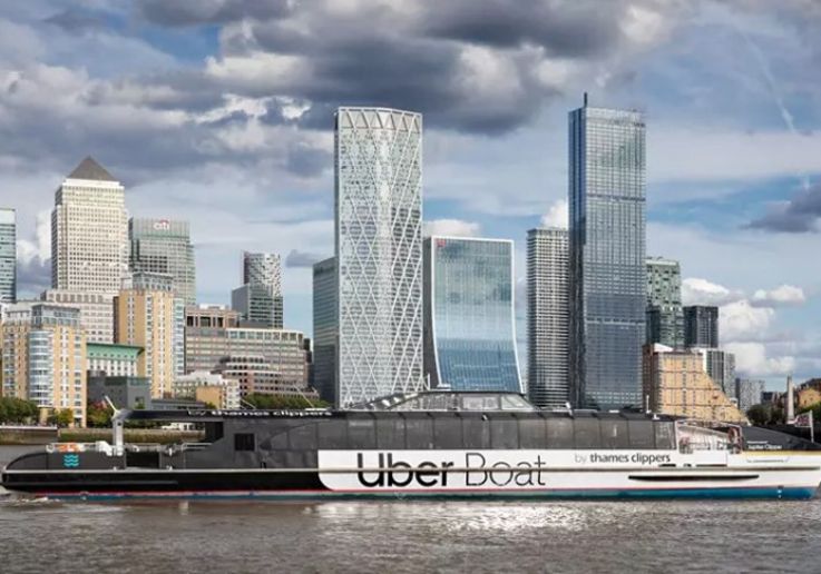 Catamarán de Thames Clippers ante el perfil de Canary Wharf