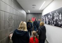 Visitantes recorren uno de los espacios interiores incluidos en el tour del estadio.