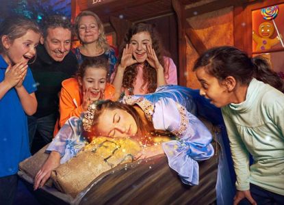 Una familia participa en una divertida escena interactiva de la atracción.