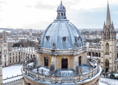 La Radcliffe Camera de Oxford y las torres de la ciudad bajo la nieve.