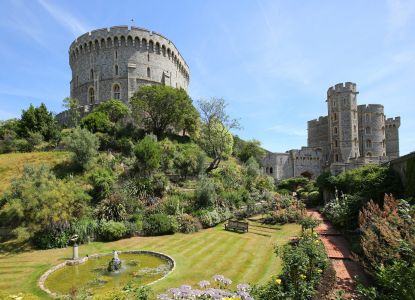 La Torre Redonda del Castillo de Windsor sobre su montículo, con los jardines en primer plano.
