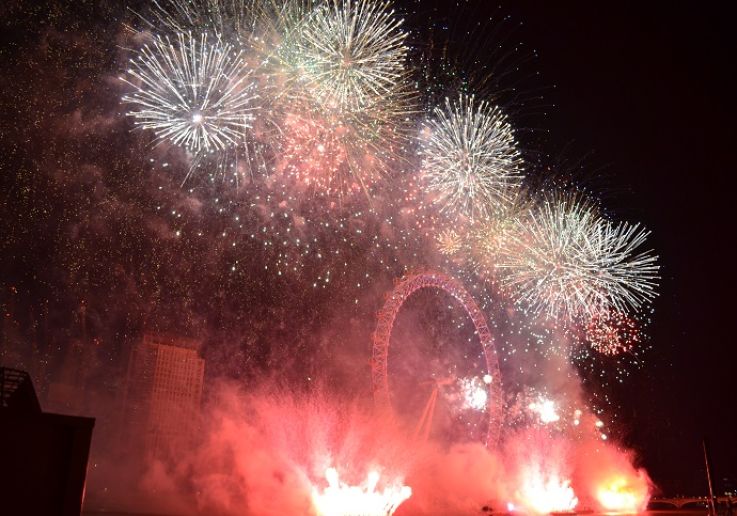 Fuegos artificiales rojos sobre el Támesis en la noche de Fin de Año