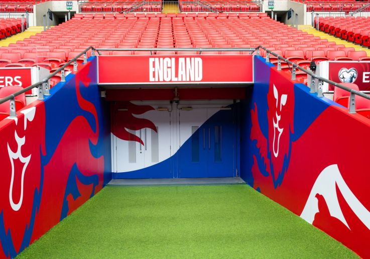 Túnel de salida al campo de Wembley decorado con los colores de Inglaterra