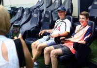 Visitantes sentados en los banquillos del Tottenham Hotspur durante la visita