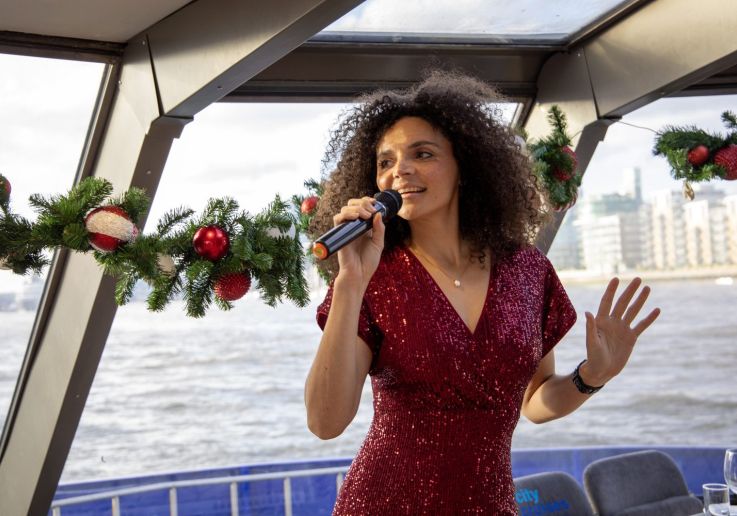 Cantante en directo actuando a bordo del crucero durante el almuerzo de Navidad.