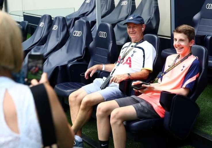 Visitantes sentados en los banquillos del Tottenham Hotspur durante la visita